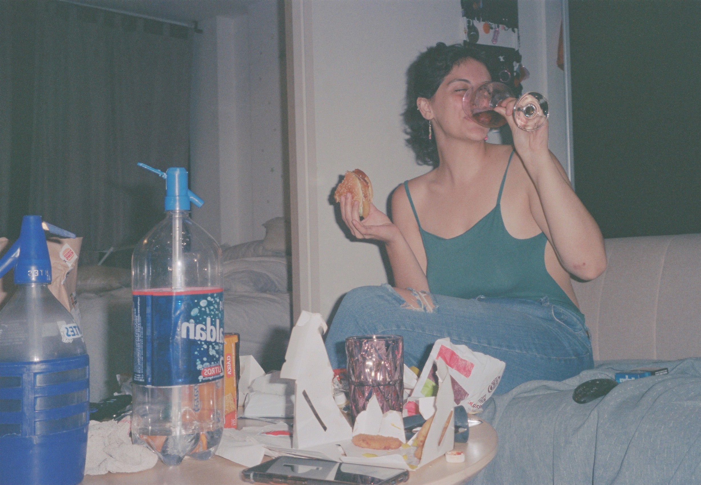 Mi amiga Anita tomando soda. Ese día vimos una peli terrible.