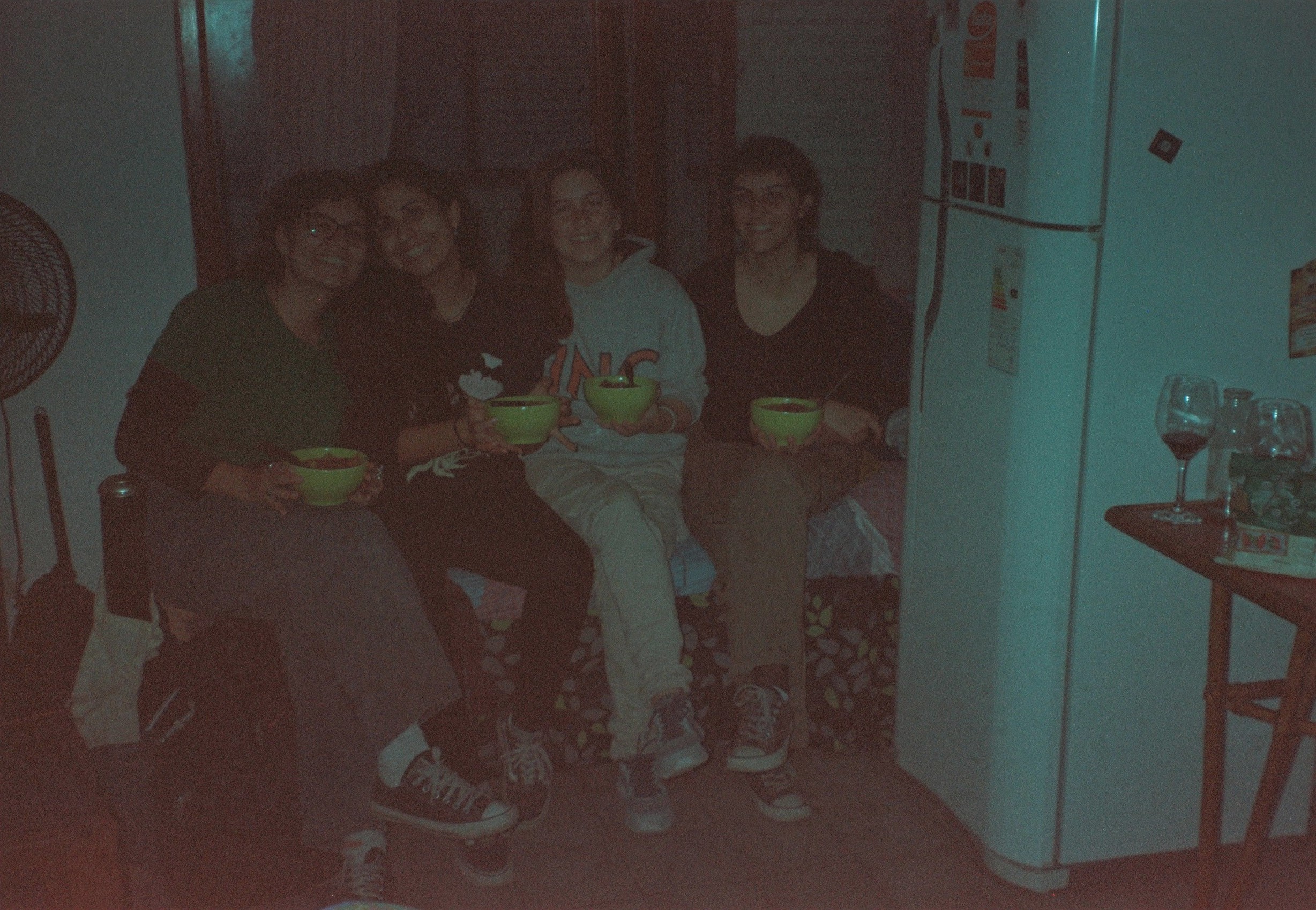 Comiendo guiso con mis amigas.