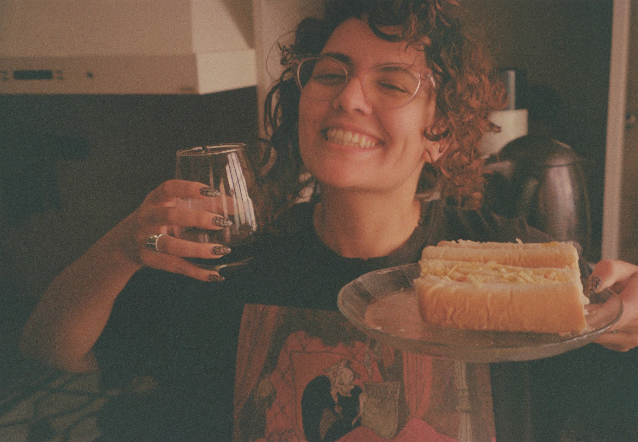 Yo muy feliz comiendo un panchito y tomando vino.